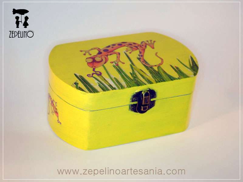 Caja amarilla con salamanquesa